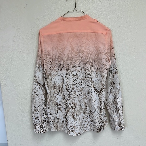 Unique Calvin Klein Peach Animal Print Long Sleeve Button Front V Neck Blouse XS - Picture 4 of 4